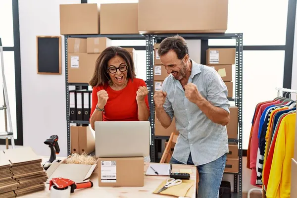 Medelålders Man Och Kvinna Affärspartner Ler Tryggt Med Videosamtal Lagret — Stockfoto