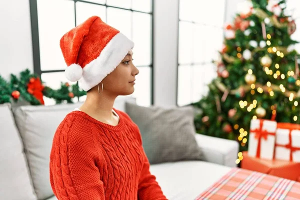 Mujer Hispana Joven Con Pelo Corto Con Sombrero Navidad Sentado — Foto de Stock