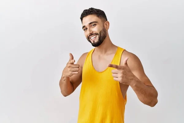 Homem Bonito Jovem Com Barba Sobre Fundo Isolado Apontando Dedos — Fotografia de Stock
