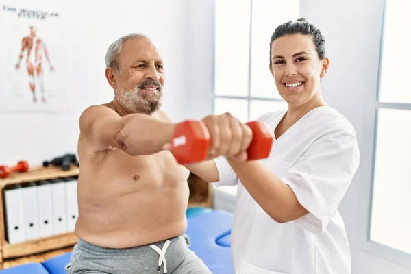 Fisioterapeuta Paciente Sorrindo Confiante Ter Sessão Reabilitação Usando Halteres Clínica — Fotografia de Stock