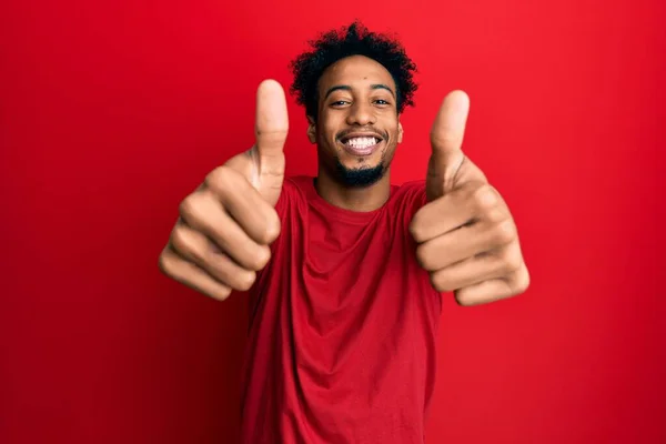 Ung Afrikansk Amerikansk Man Med Skägg Bär Casual Röd Shirt — Stockfoto