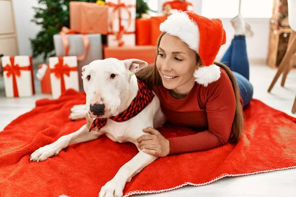 Jonge Kaukasische Vrouw Glimlachen Zelfverzekerde Knuffelen Hond Liggend Door Kerstboom — Stockfoto