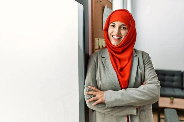 Young Woman Wearing Arabic Scarf Standing Arms Crossed Gesture Office — ストック写真