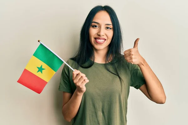 Senegal Bayrağını Tutan Genç Spanyol Kız Mutlu Olumlu Gülümsüyor Başparmağıyla — Stok fotoğraf