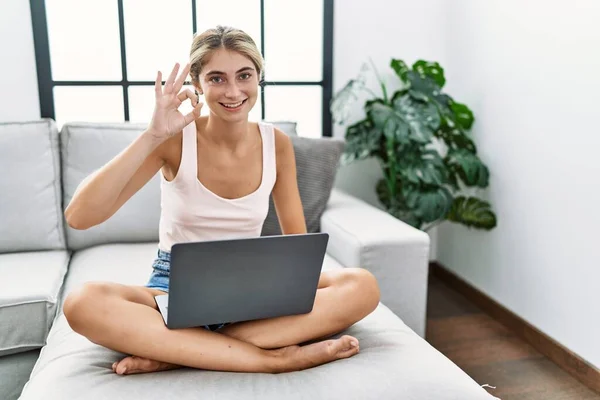 Young Blonde Woman Using Laptop Home Sitting Sofa Smiling Positive — 스톡 사진