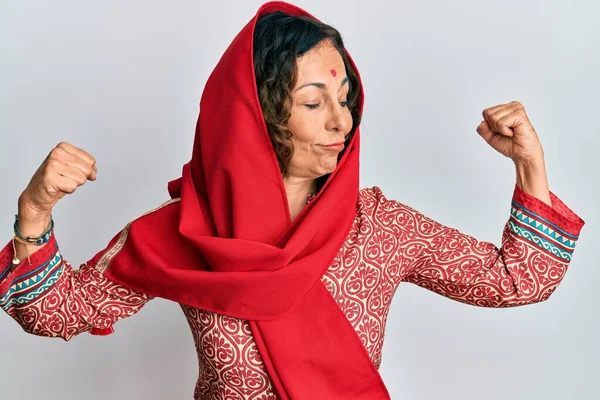 Латиноамериканка Средних Лет Традиционной Одежде Шервани Сари Показывает Мышцы Рук — стоковое фото