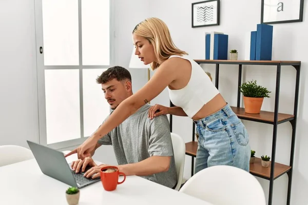 Young Caucasian Couple Using Laptop Drinking Coffee Sitting Table Home — Stock Photo, Image