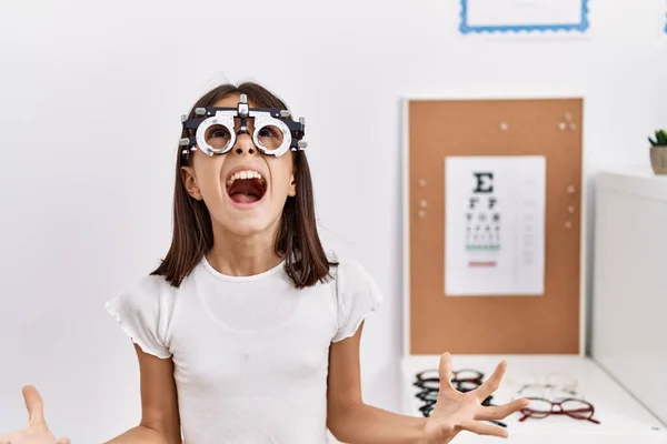 Menina Hispânica Jovem Usando Óculos Optometria Louco Louco Gritando Gritando — Fotografia de Stock