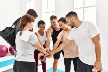 Spor merkezinde mutlu bir şekilde gülümseyen bir grup genç sporcu..