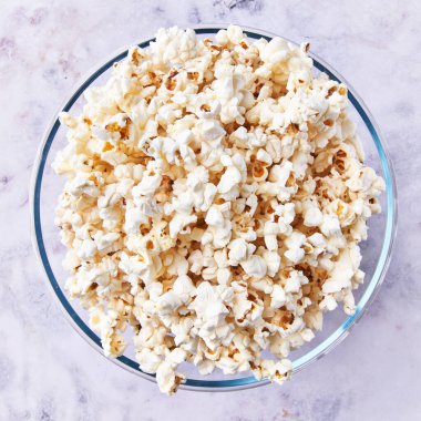  Mermer yüzeyde tuzlu patlamış mısır kasesi