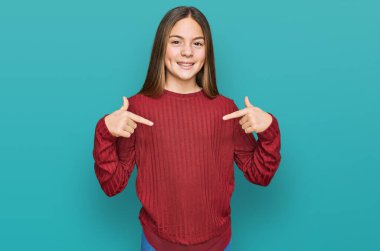 Güzel, esmer, sıradan bir süveter giyen, kendine güvenen, kendini gururlu ve mutlu gösteren bir kız.. 