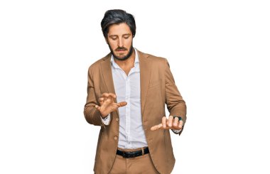 Genç İspanyol adam iş kıyafetleri giyiyordu. İfadeleri iğrençti ve korkuyordu. Tiksinti ifadesi takınıyordu.. 