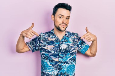 Günlük kıyafetler giyen, kendine güveni olan, kendini gururlu ve mutlu gösteren genç İspanyol bir adam.. 