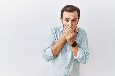 Arka planda sakallı, orta yaşlı, İspanyol bir adam. Ağzını yanlışlıkla ellerle kapatmış. gizli kavram. 