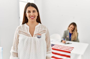 Seçmen kolejinde rozet takan genç Amerikalı seçmen kadın..