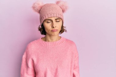 Genç esmer, sevimli yün şapkalı, bunalımlı, sıkıntılı, sinirli ve korkmuş bir kadın. hüzünlü ifade. 