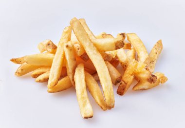  Beyaz arka planda izole edilmiş patates kızartması.