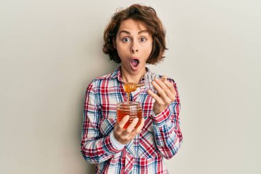 Genç esmer kadın elinde taze bal tutuyor. Şaşırmış ve şaşırmış bir ifade, korku ve heyecanlı bir yüz.. 