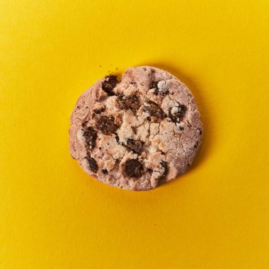  Sarı arka planda lezzetli çikolatalı kurabiye.