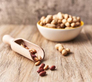  Tahta yüzeyinde kabuğu olan bir kase fıstık.