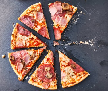  Tahta yüzeyde İtalyan pizzası dilimleri