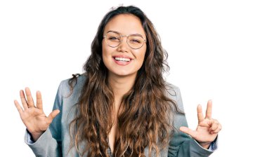 İş kıyafetleri ve gözlük takan genç İspanyol kız sekiz numarayı gösterip işaret ederken kendinden emin ve mutlu bir şekilde gülümsüyor.. 