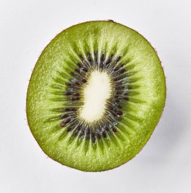  Beyaz bir arka plan üzerinde izole kivi dilimi