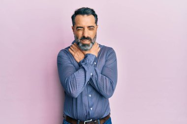 Orta yaşlı, sakallı, gri saçlı iş kıyafetleri giyen, bağıran ve boğulan bir adam. Sağlık problemi. Boğulma ve intihar konsepti. 