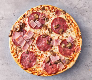  Beton zeminde lezzetli İtalyan pizzası.