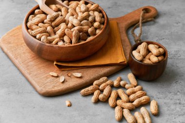 Beton yüzeyde fıstıklı ahşap kaşıklar.