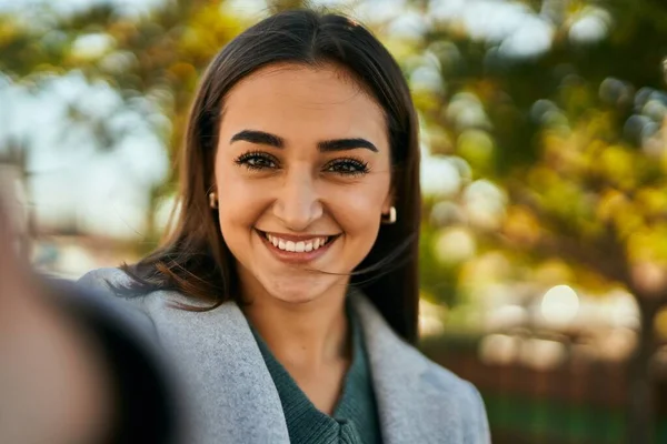 Молода Іспаномовна Дівчина Посміхається Щаслива Роблячи Селфі Біля Камери Місті — стокове фото