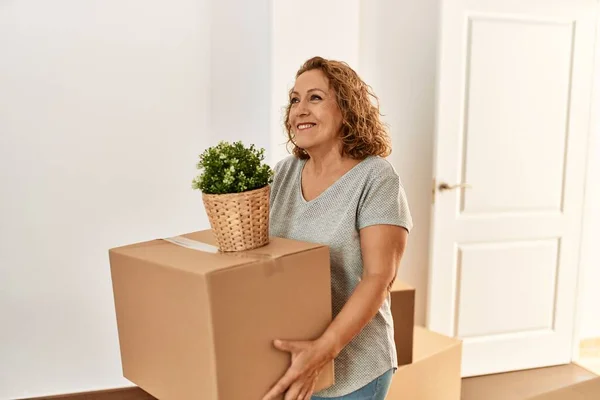 Middle Age Caucasian Woman Holding Cardboard Box Getting New Home — Stock Photo, Image