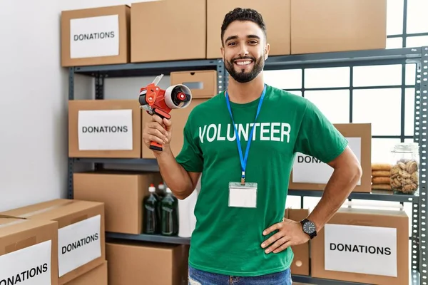 Jonge Arabier Man Draagt Vrijwilliger Uniform Met Verpakkingstape Een Liefdadigheidscentrum — Stockfoto