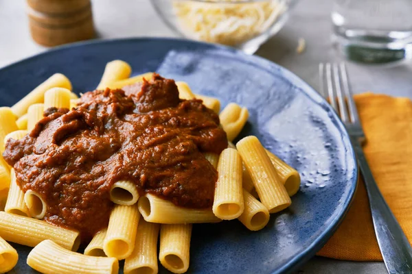 Teller Makkaroni Italienische Pasta Mit Tomatensauce Auf Einer Betonoberfläche — Stockfoto