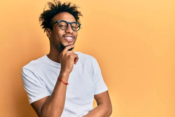 Jovem Afro Americano Com Barba Vestindo Camisa Branca Casual Óculos — Fotografia de Stock