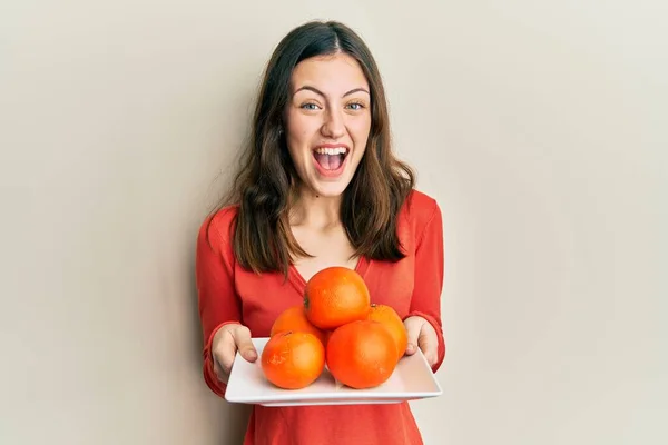 Jeune Femme Brune Tenant Plaque Avec Des Oranges Fraîches Célébrant — Photo