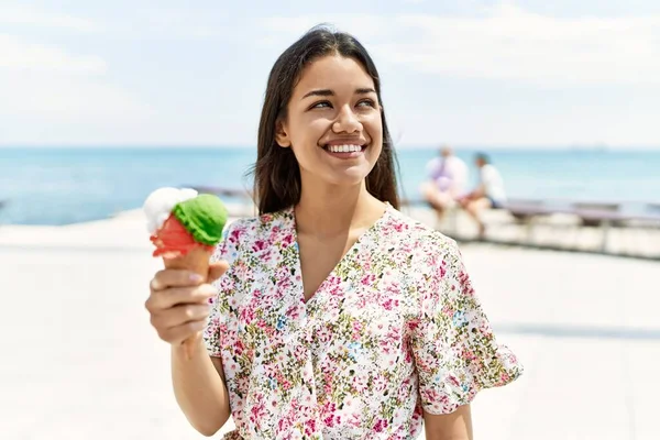 Joven Chica Latina Sonriendo Feliz Comiendo Helado Playa —  Fotos de Stock