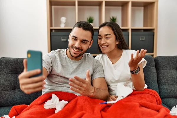 Jong Latijns Ziek Paar Met Medische Teleconsultatie Met Behulp Van — Stockfoto