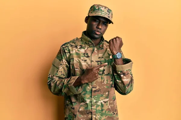 Mladý Africký Američan Armádní Uniformě Spěšně Ukazuje Čas Netrpělivost Dívá — Stock fotografie