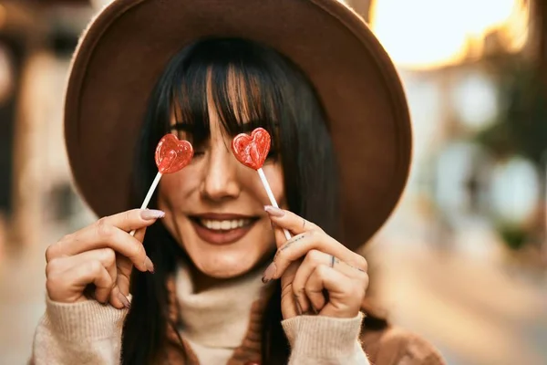 Bruna Donna Che Indossa Cappello Invernale Essere Divertente Tenendo Lecca — Foto Stock