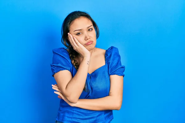 Menina Hispânica Jovem Vestindo Roupas Casuais Pensando Parecendo Cansado Entediado — Fotografia de Stock