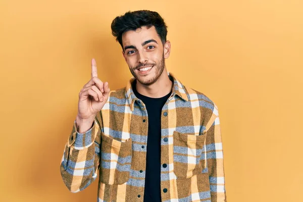 Joven Hombre Hispano Usando Ropa Casual Sonriendo Con Una Idea —  Fotos de Stock