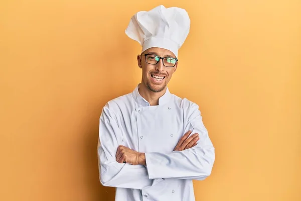 Καραφλός Άντρας Γενειάδα Φορώντας Επαγγελματική Στολή Μάγειρα Χαρούμενο Πρόσωπο Χαμογελώντας — Φωτογραφία Αρχείου