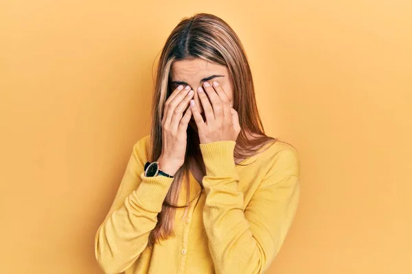 疲労感や頭痛 疲れた表情のためにカジュアルな黄色のセーターをこすり目を着て美しいヒスパニック系の女性 ビジョンの問題 — ストック写真