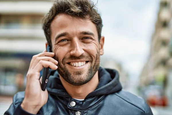 Красивый Латиноамериканец Бородой Счастливо Улыбающийся Улице Разговаривающий Телефону — стоковое фото