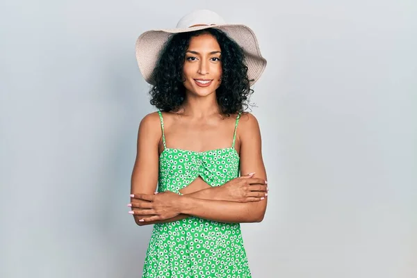 Menina Latina Usando Chapéu Verão Feliz Rosto Sorrindo Com Braços — Fotografia de Stock
