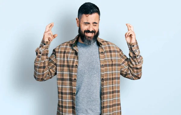 Homem Hispânico Com Barba Vestindo Camisa Casual Gesto Dedo Cruzado — Fotografia de Stock