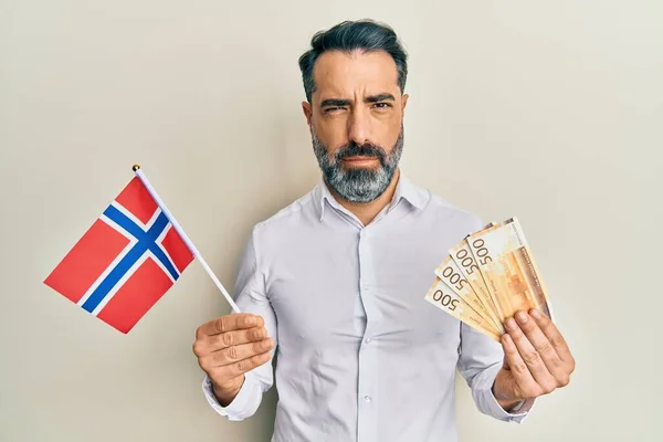 Hombre Mediana Edad Con Barba Pelo Gris Sosteniendo Bandera Noruega — Foto de Stock