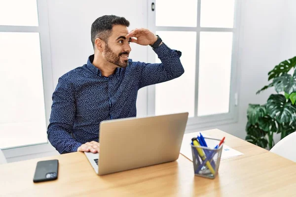 Joven Hombre Hispano Con Barba Trabajando Oficina Con Portátil Muy — Foto de Stock