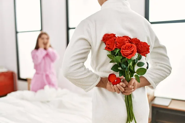 Hombre Sorprendiendo Novia Con Ramo Rosas Dormitorio — Foto de Stock
